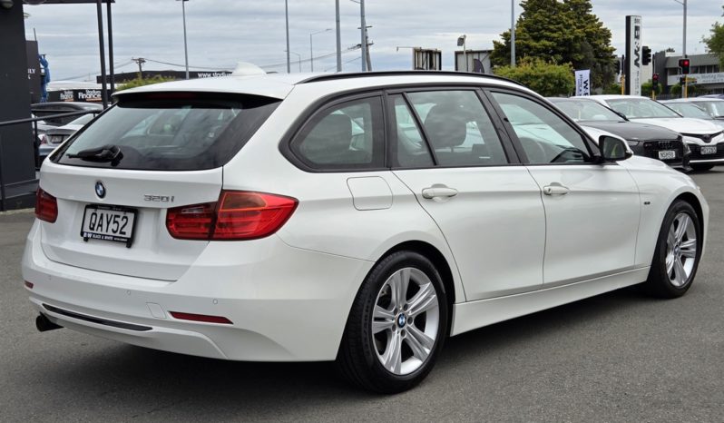 2013 BMW 320i Sport Line full