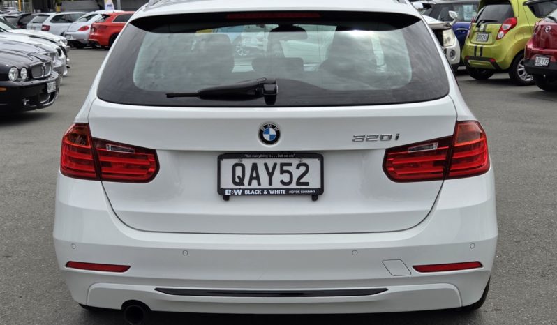 2013 BMW 320i Sport Line full